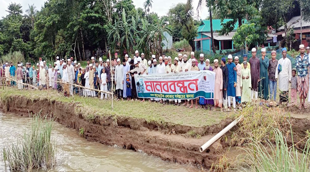 নদী ভাঙন রোধের দাবিতে সুনামগঞ্জের ভাদেরটেক গ্রামবাসী মানববন্ধন