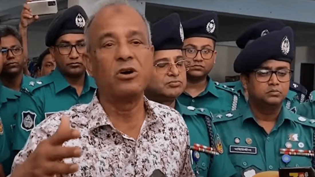 বাংলাদেশে পাচারের জন্যই ফেনসিডিল তৈরি করে ভারত: স্বরাষ্ট্র উপদেষ্টা