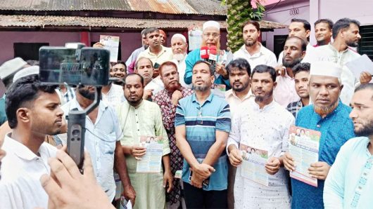 জৈন্তাপুর উপজেলা সদরে হাকিম চৌধুরীর লিফলেট বিতরণ