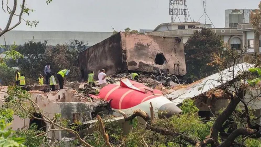 ভারতের বিমান বিধ্বস্ত: ‘ভুল মরদেহ’ পাওয়ার অভিযোগ দুই ব্রিটিশ পরিবারের