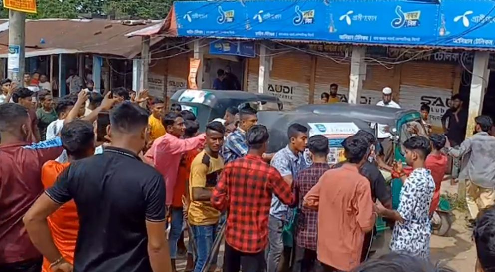 যানবাহন ভাঙচুর, গ্রেফতার ২