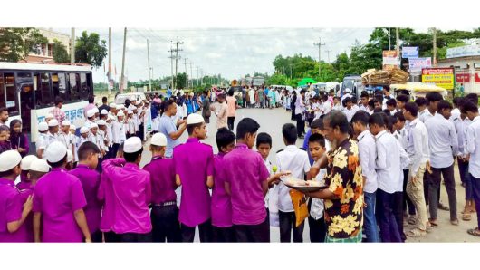 হবিগঞ্জে মহাসড়ক অবরোধ করে শিক্ষার্থীদের মানববন্ধন