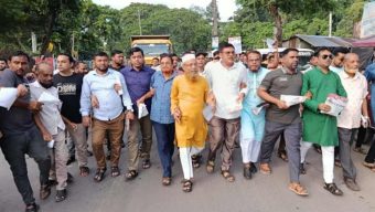 জৈন্তাপুরে হাকিম চৌধুরীর লিফলেট বিতরণ