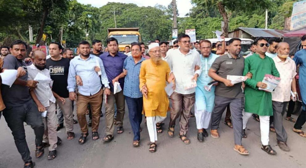 জৈন্তাপুরে হাকিম চৌধুরীর লিফলেট বিতরণ