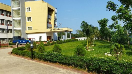 ঘরের মেঝেতে স্ত্রী আর রাস্তায় পড়েছিল স্বামীর লাশ