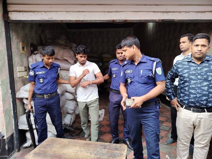 অবৈধ চা পাতা জব্দ: ব্যবসায়ীকে দন্ড