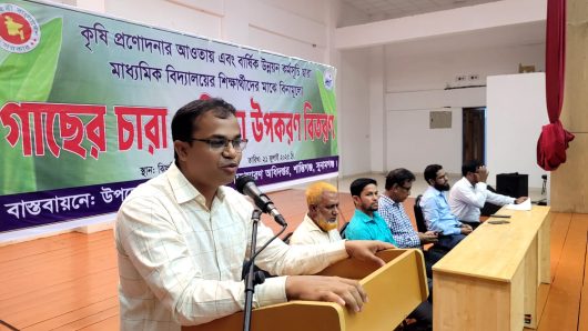 শান্তিগঞ্জে ৪শত শিক্ষার্থী পেল গাছের চারা ও শিক্ষা উপকরণ