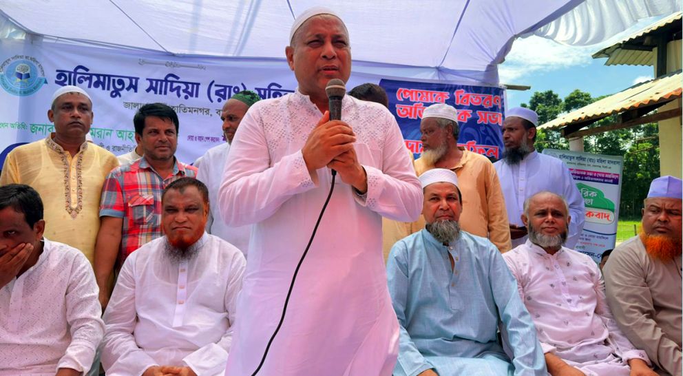 মাদরাসা শিক্ষার্থীদের মধ্যে এমরান চৌধুরীর ড্রেস বিতরণ