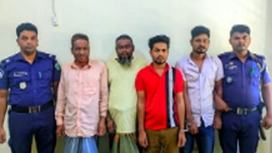 সাদা পাথরে লুট: যৌথবাহিনীর অভিযানে অস্ত্রসহ গ্রেপ্তার ৪