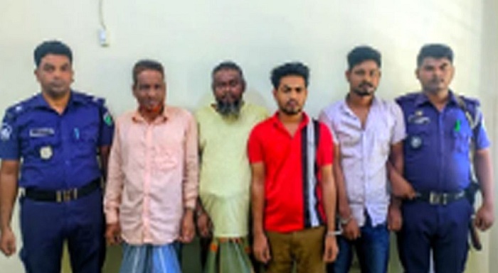 সাদা পাথরে লুট: যৌথবাহিনীর অভিযানে অস্ত্রসহ গ্রেপ্তার ৪