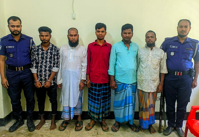 সাদাপাথরে লুট: ২০০০ জনের বিরুদ্ধে মামলা, গ্রেপ্তার ৫