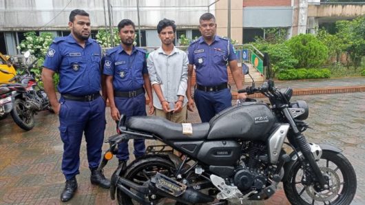 ব্যবসায়ীর বাড়িতে  চুরি, যুবক গ্রেফতার