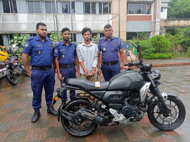 ব্যবসায়ীর বাড়িতে  চুরি, যুবক গ্রেফতার
