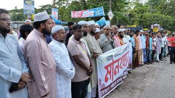 জৈন্তাপুরে সড়ক সংস্কারের দাবিতে মানববন্ধন