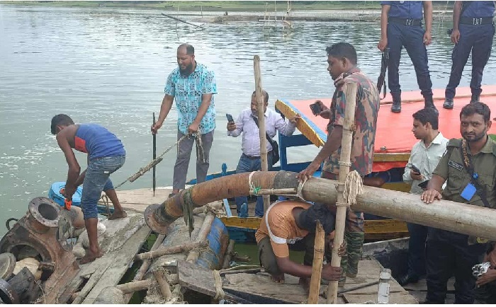 জাফলংয়ে বালুবোঝাই ২০টি নৌকা ধ্বংস ও ৩৫ নৌকা ডুবিয়ে দিল ট্রাস্কফোর্স
