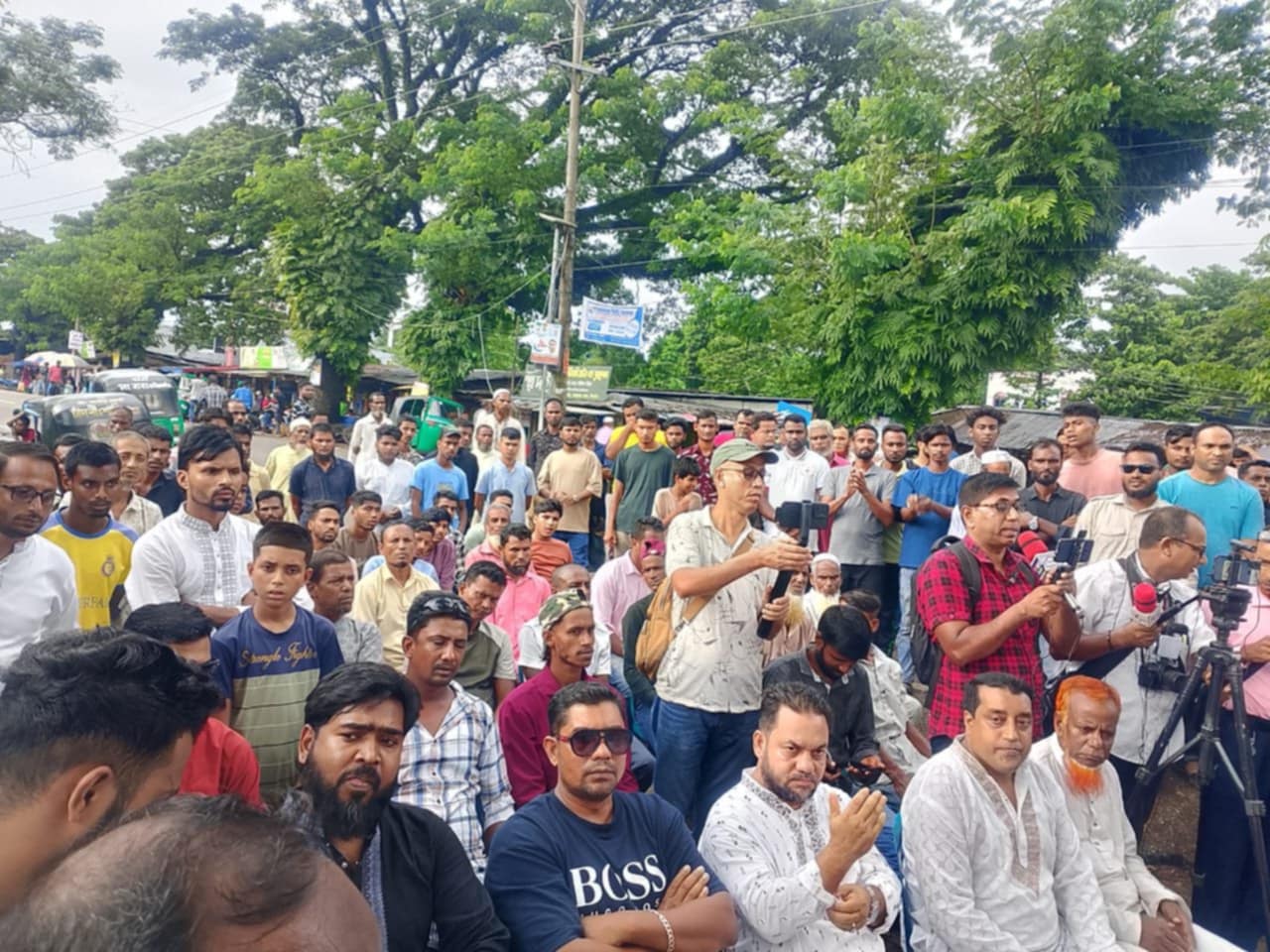কটালপুর বাজারে খান জামালের গনসংযোগ, লিফলেট বিতরণ