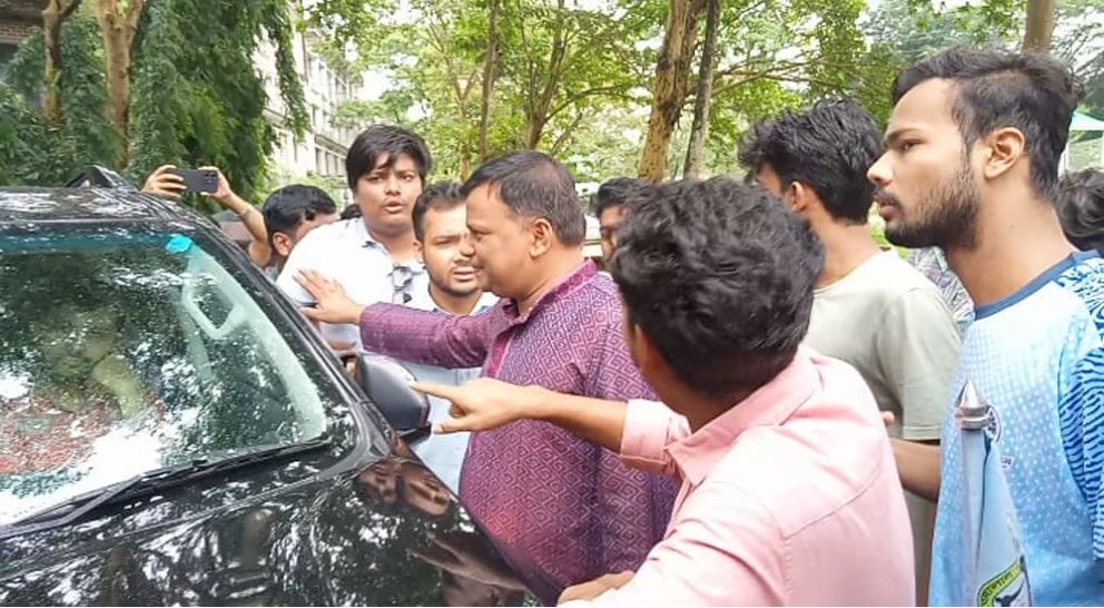শাবি উপাচার্যের গাড়ি অবরোধ ছাত্রদলের
