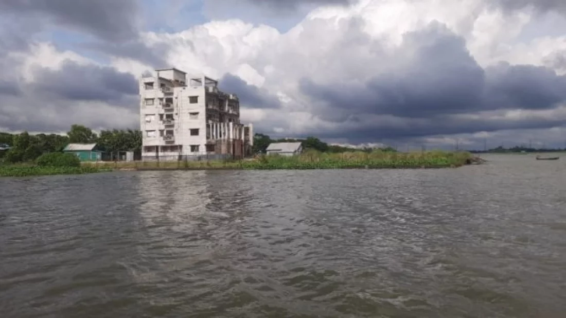 মুন্সীগঞ্জে পুলিশ ক্যাম্পে সন্ত্রাসী হামলা, ব্যাপক গোলাগুলি