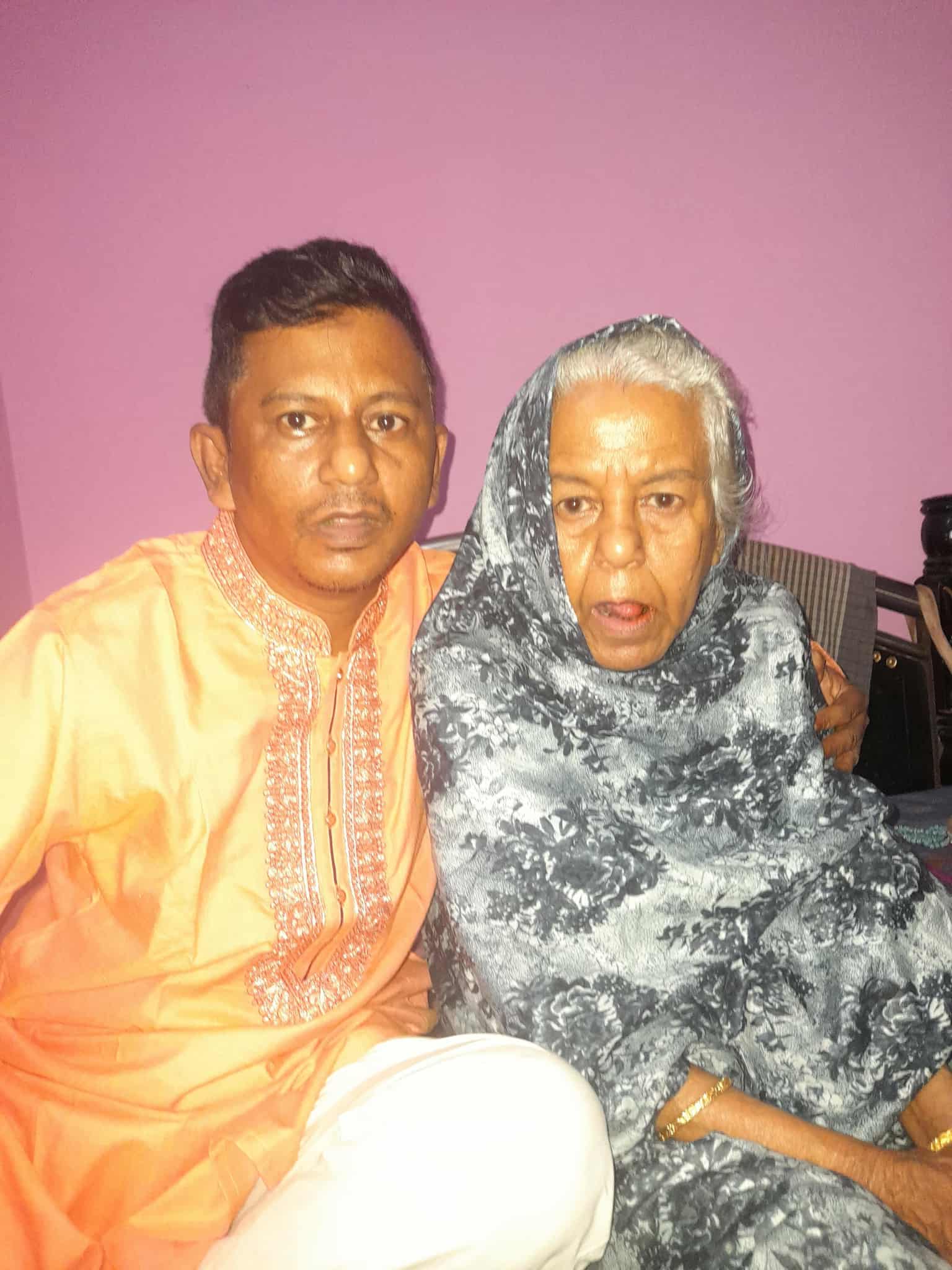 শেষ বিদায়ে উপরে হাত তুলে দোয়া করে গেছেন মা-সৈয়দ এনায়েত