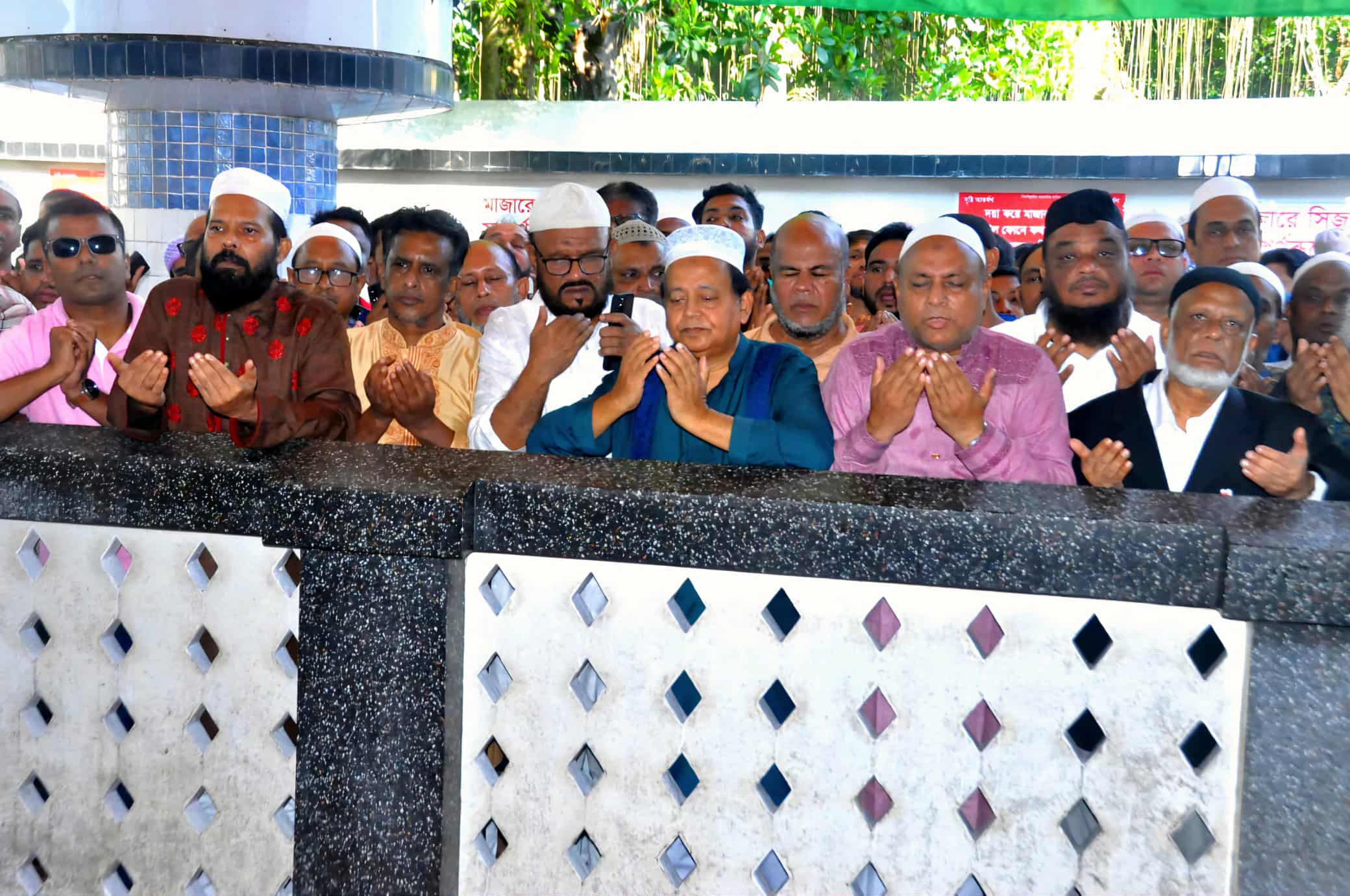 ওলিকুল শিরোমণি হযরত শাহজালাল (রহ.) এর মাজার জেয়ারত করে এমরান চৌধুরীর নির্বাচনী প্রচারণা শুরু