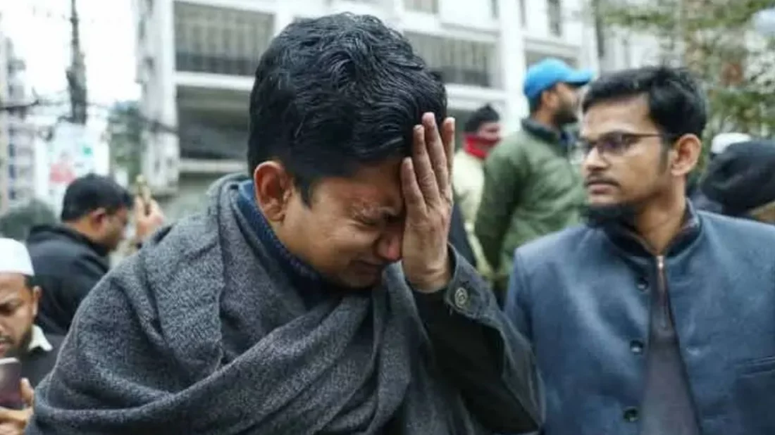 এভারকেয়ারের সামনে কাঁদছেন নেতাকর্মীরা