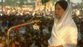 গৃহবধূ থেকে যেভাবে বাংলাদেশের ইতিহাসে অন্যতম নেতা হয়ে উঠেন খালেদা জিয়া