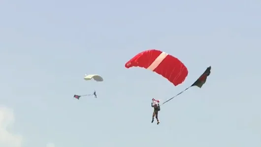 সর্বাধিক পতাকা হাতে প্যারাস্যুটিংয়ে বাংলাদেশের বিশ্ব রেকর্ড