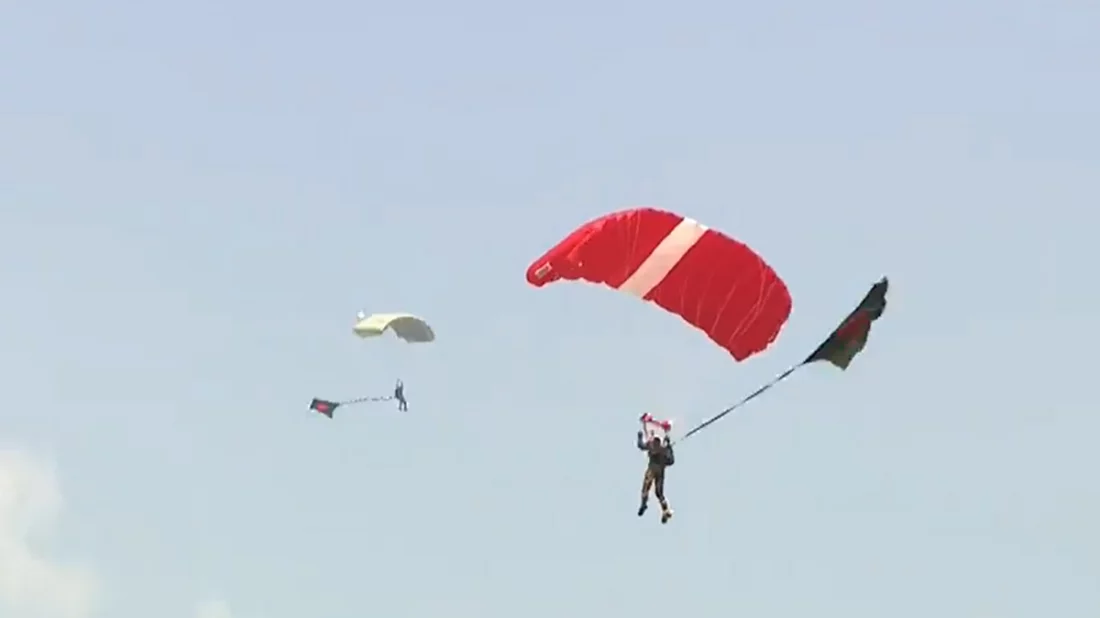 সর্বাধিক পতাকা হাতে প্যারাস্যুটিংয়ে বাংলাদেশের বিশ্ব রেকর্ড