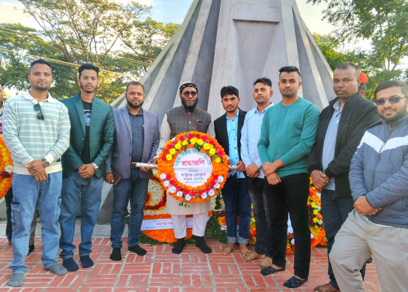 মহান বিজয় দিবস উপলক্ষে শান্তিগঞ্জ প্রেসক্লাবের পুষ্পস্তবক অর্পণ