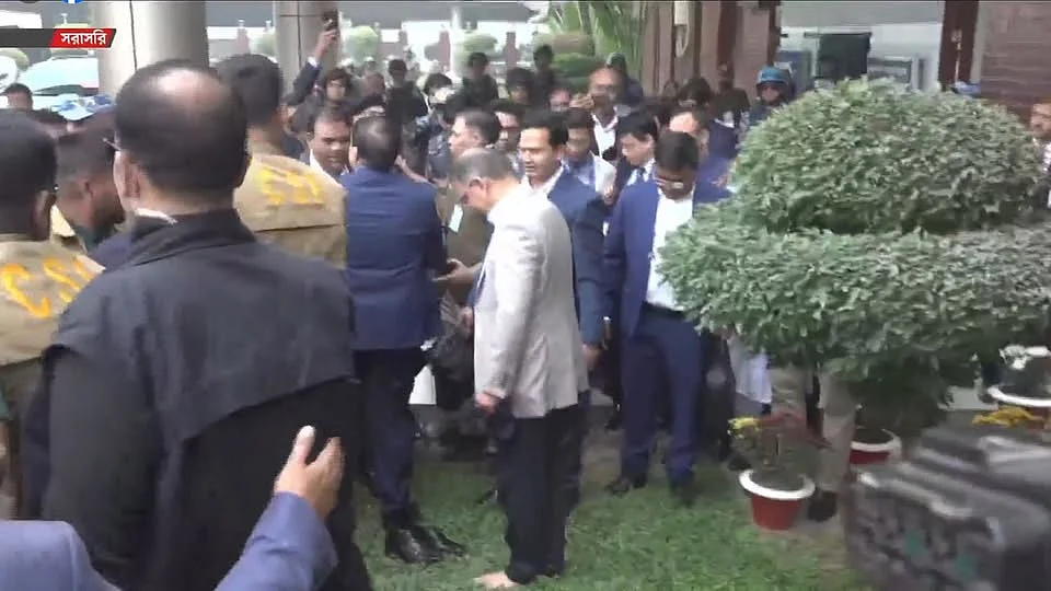 মাতৃভূমির মাটি ছুঁয়ে দেখলেন তারেক রহমান