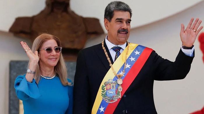 ভেনেজুয়েলায় হামলা চালিয়ে প্রেসিডেন্ট ও তার স্ত্রীকে তুলে নিয়ে গেছে যুক্তরাষ্ট্র