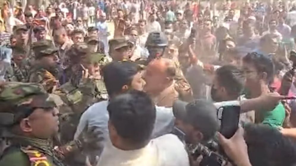 তোপের মুখে নাসীরুদ্দীন পাটওয়ারী, উদ্ধার করল সেনাবাহিনী