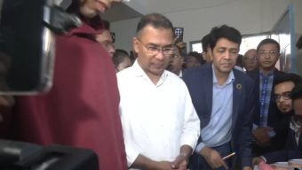 গুলশান মডেল স্কুল কেন্দ্রে ভোট দিলেন তারেক রহমান