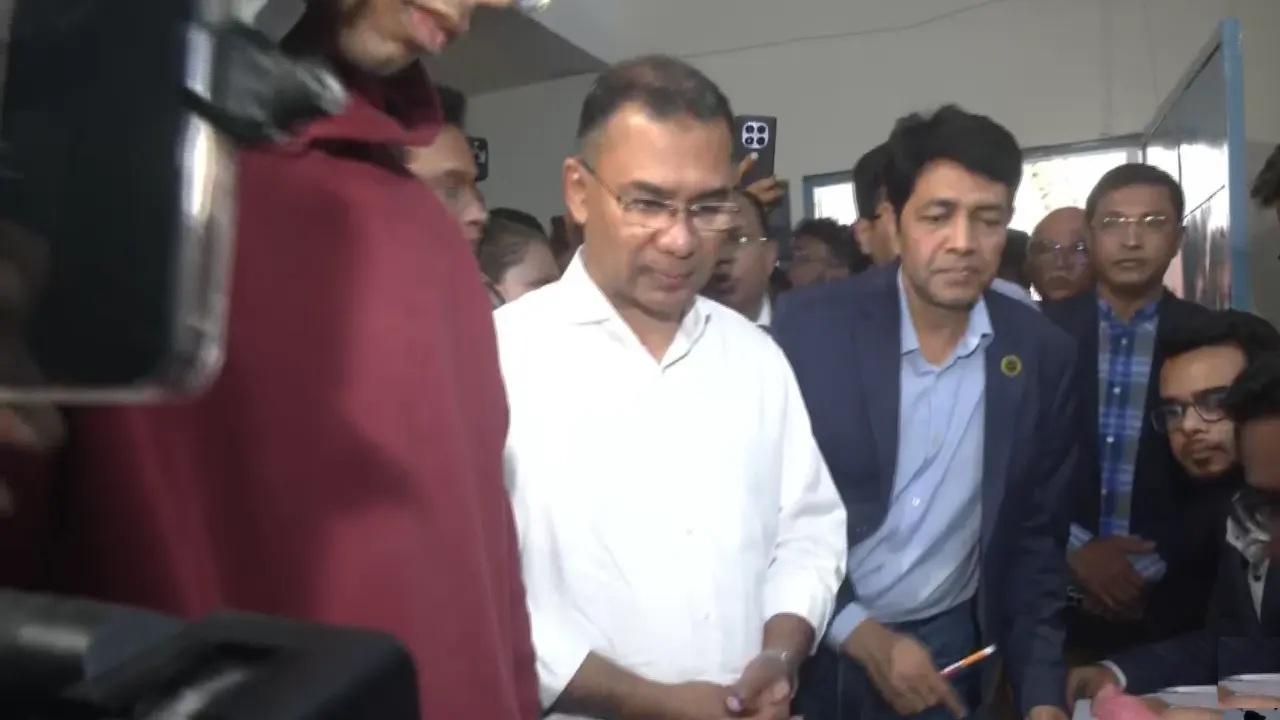 গুলশান মডেল স্কুল কেন্দ্রে ভোট দিলেন তারেক রহমান