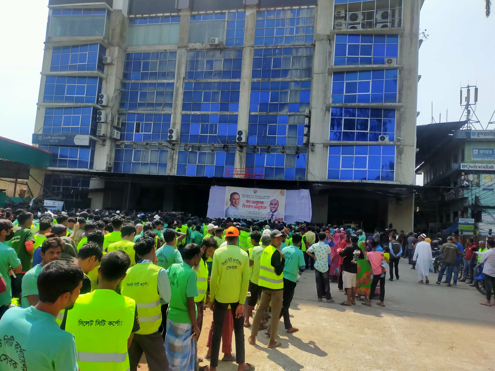 প্রধানমন্ত্রীর ঈদ অনুদান পরিচ্ছন্নতাকর্মীদের হাতে তুলে দিলেন সিসিক প্রশাসক